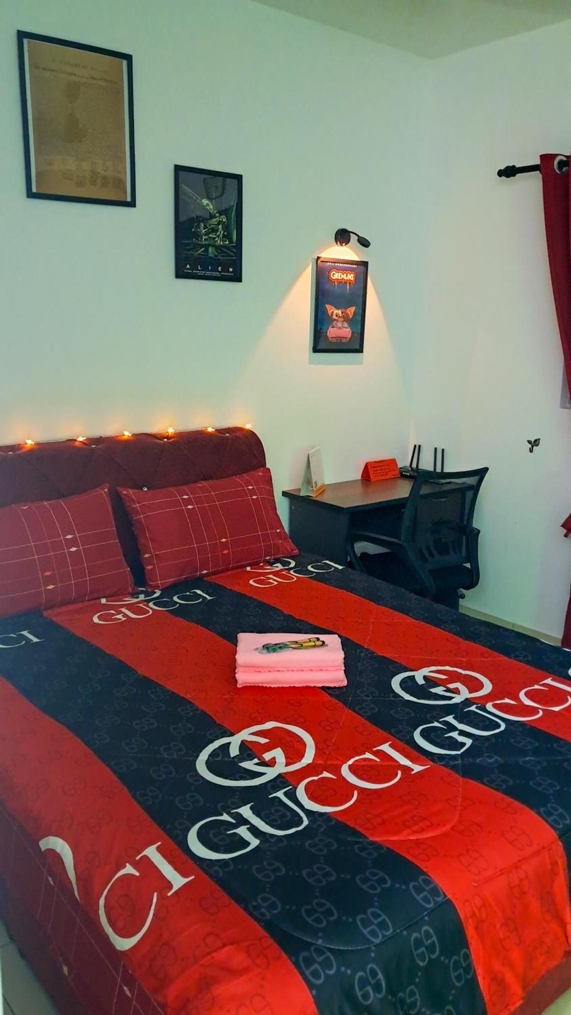 The Red Room Alanis Residence Sepang Extérieur photo